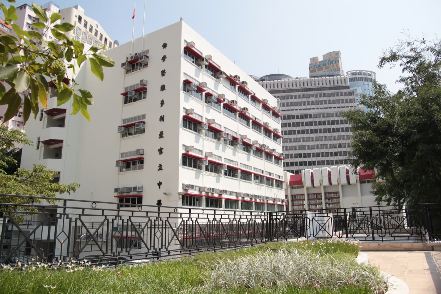 鄧肇堅維多利亞官立中學外觀照片